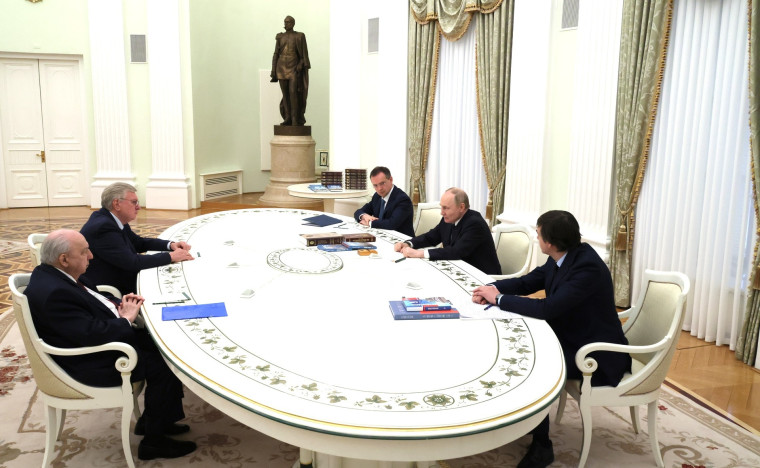Сергей Кравцов принял участие во встрече Владимира Путина с редакторами учебников истории.