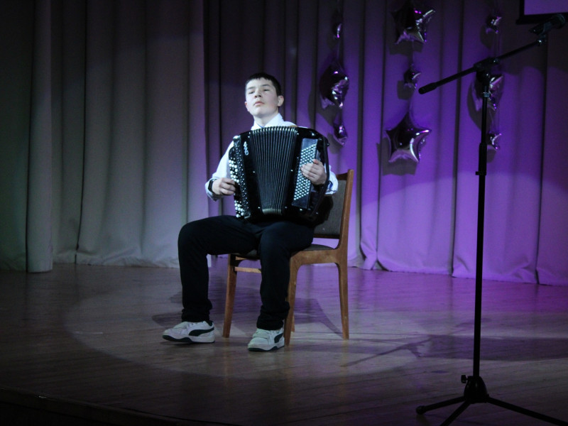 Вчера в нашей школе было особенно тепло и солнечно!.