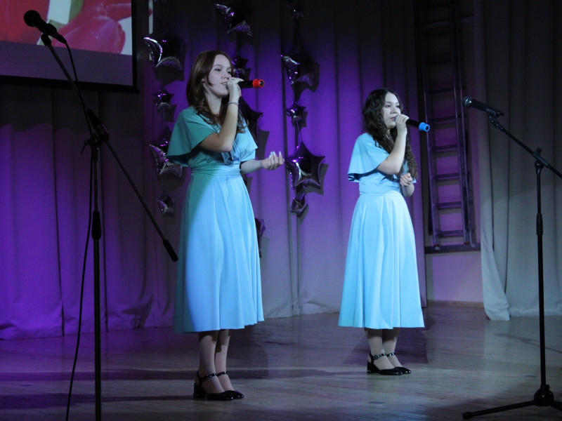 Вчера в нашей школе было особенно тепло и солнечно!.