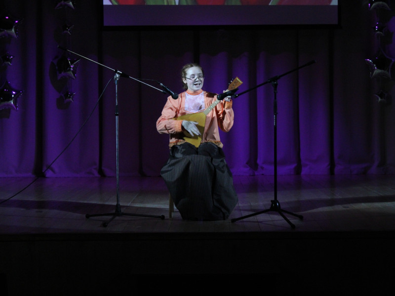 Вчера в нашей школе было особенно тепло и солнечно!.